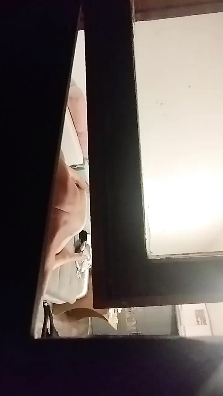 खिड़की के माध्यम से