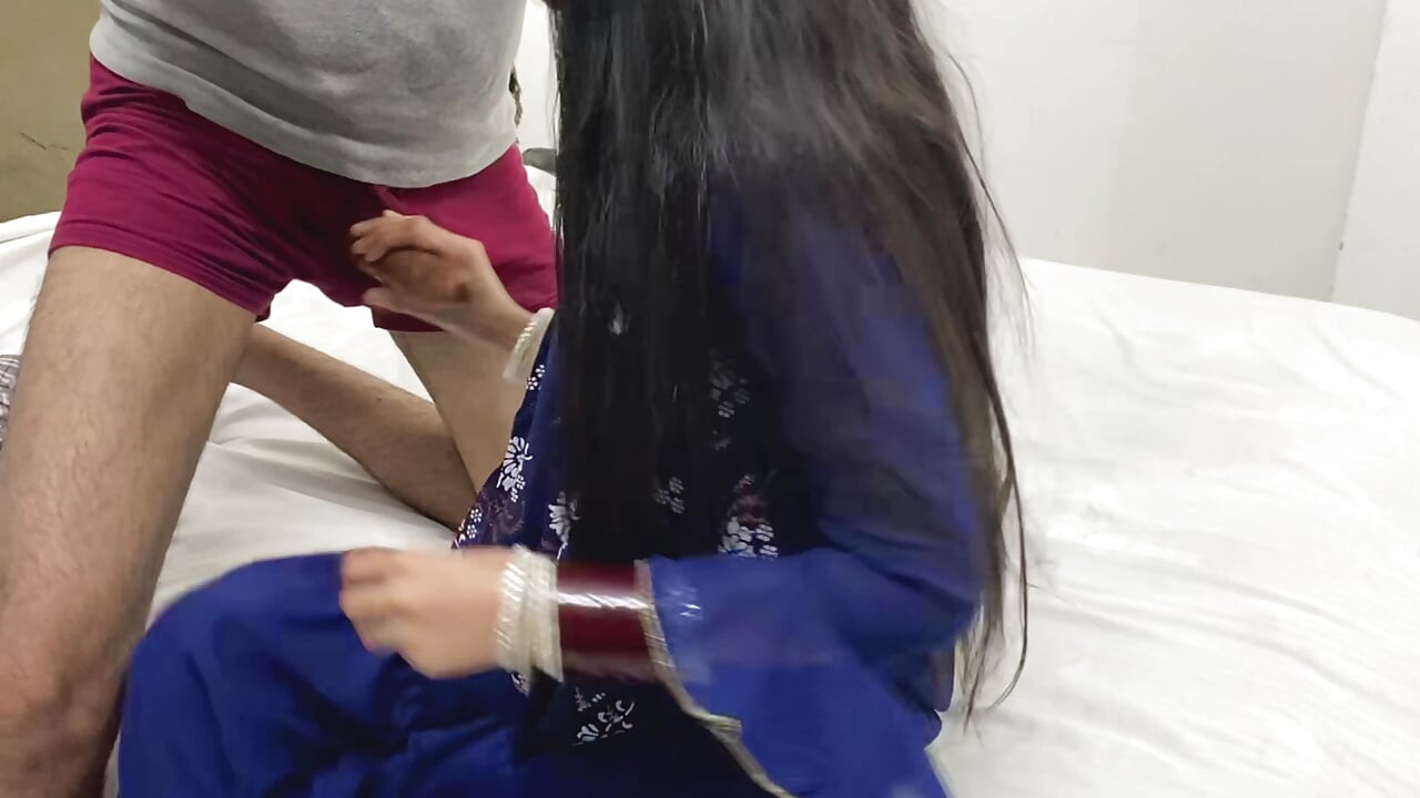 Văzând pula neagră și groasă a tatălui vitreg, fata virgină s-a scuturat și i-a spus tatălui vitreg, te rog să-mi lași, hindi HD XXX Full Movi