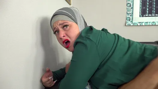 Esposa muçulmana tenta um cigarro de pau