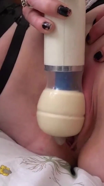 熟女同性恋莫莉和瓦伦蒂娜脱衣舞秀 |剪辑 2