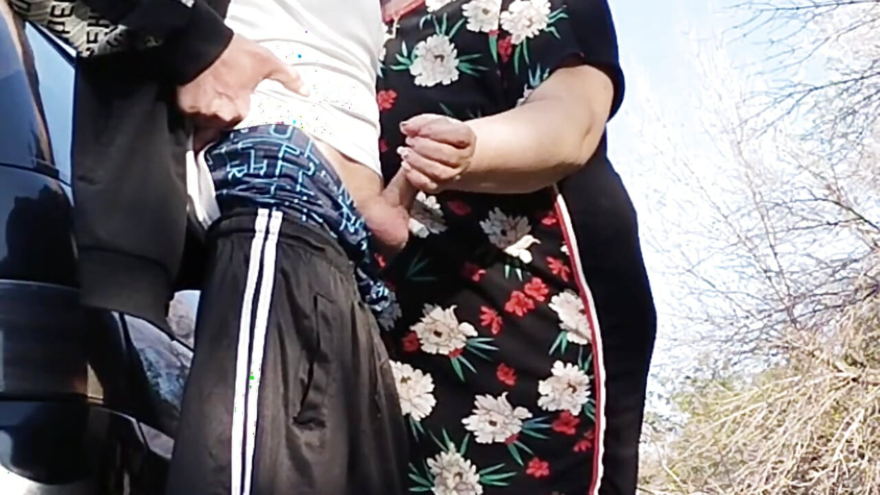 सास मेरा लंड रखती है जबकि मैं पेशाब करती हूं और फिर सार्वजनिक रूप से चूसती है