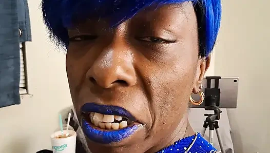 Blauer versauter lippenstift,