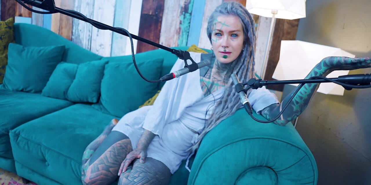 Je parle de K - Bonté - ASMR podcast SFW parlant goth fille mince, dreadlocks, modèle tatoué, fille encrée
