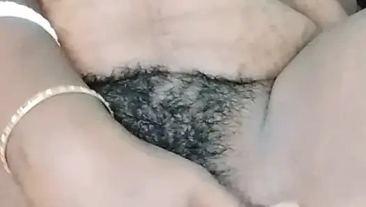 Ibu tiri india lagi asik fingering dan pamer susunya ke toketnya