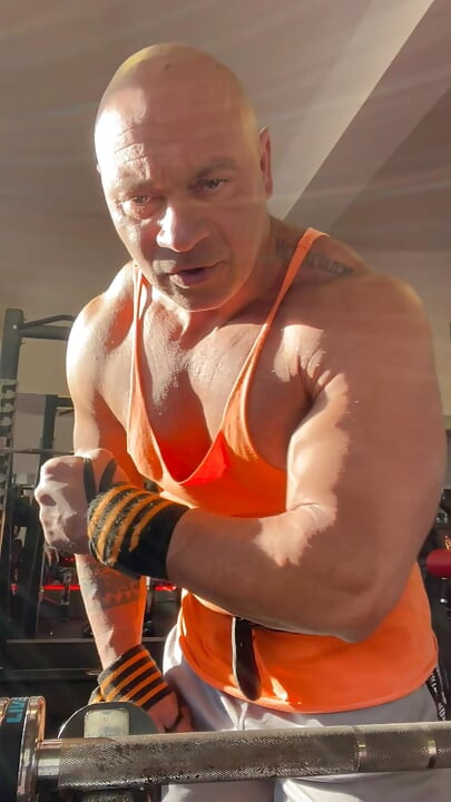 Bodybuilder Sucked off. Cum in Mouth. Str Seduced