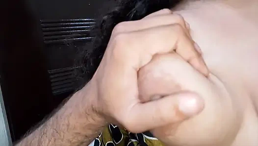 Der stiefsohn war allein in seinem zimmer und zieht seine hose aus und masturbierte