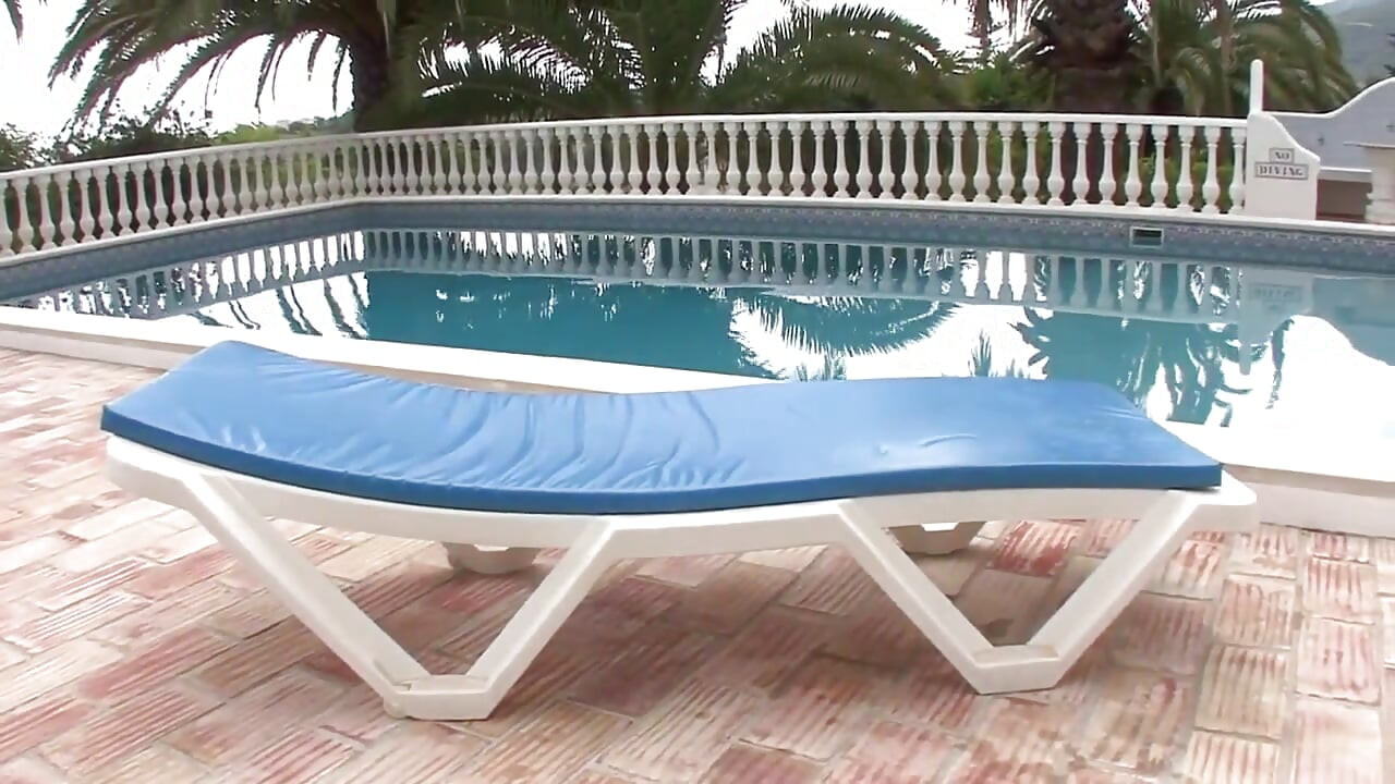 Lesbian blonde yang menakjubkan bermain dengan dildo di tepi kolam