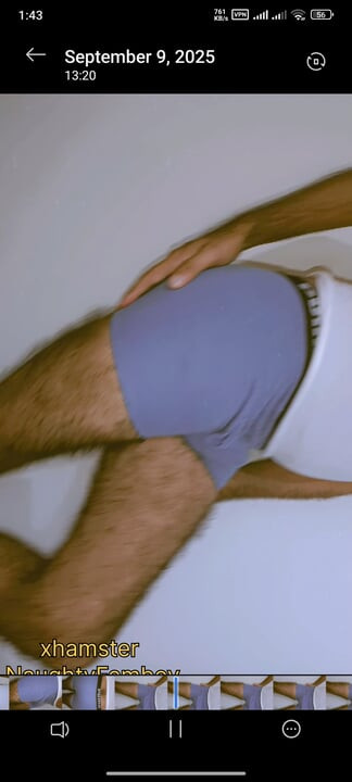 セクシーモードでクラブストリッパーのようにダンスを踊り、セクシーなペニスを見せる痩せたフェムボーイ