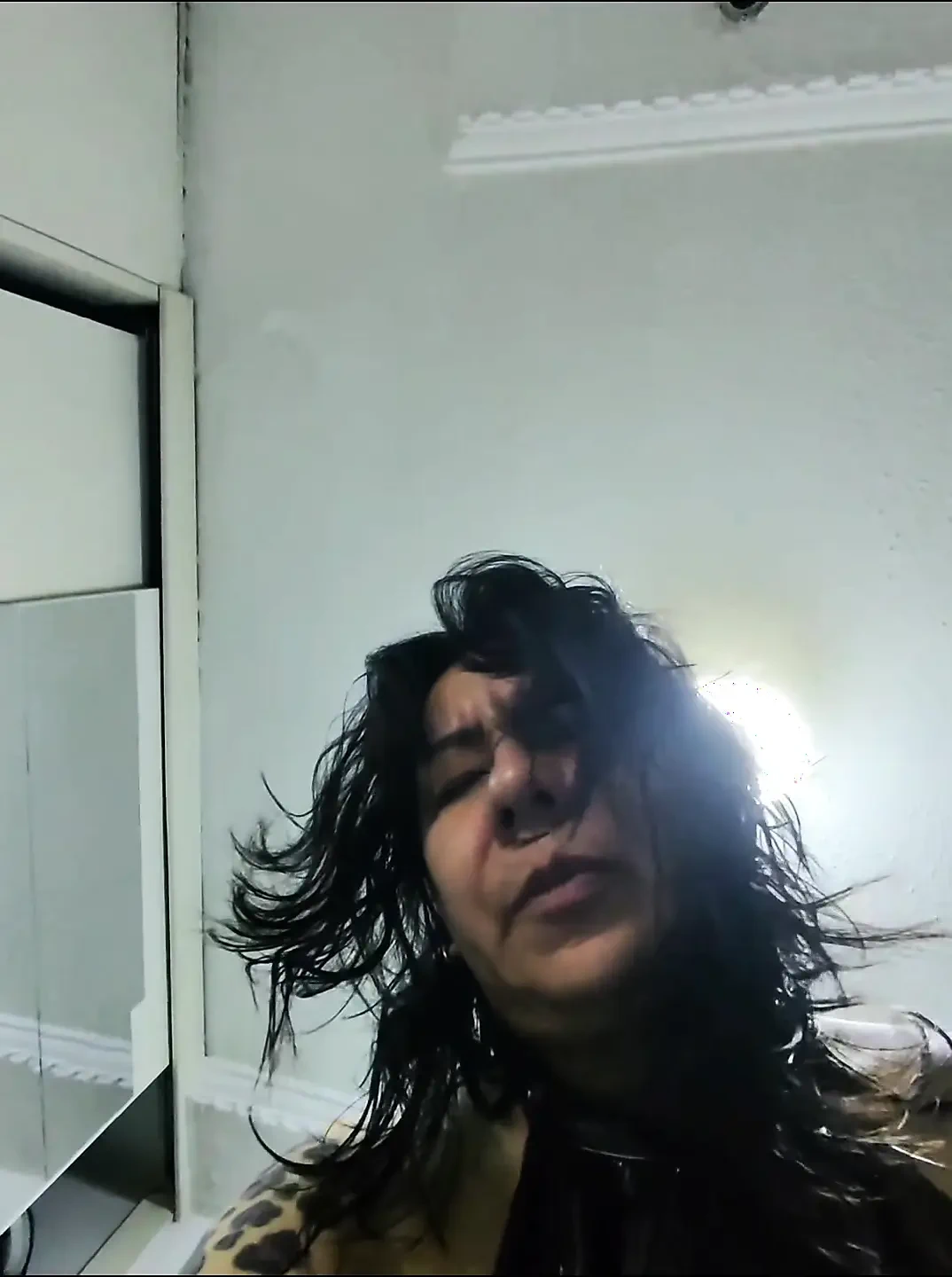 我发现清洁女工试穿我妻子的内衣，她同意如果我什么也没说就让我拿走