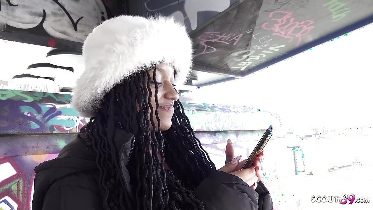 Alman izci - zenci kız Vicky Menage için oyuncu seçmelerinde prezervatifsiz anal seks