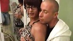 Italienisches schwules im hotelzimmer mit tgirl