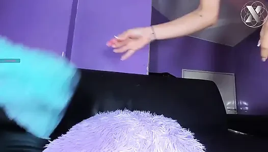 Meine Freundin masturbiert, während sie mich nackt anschaut