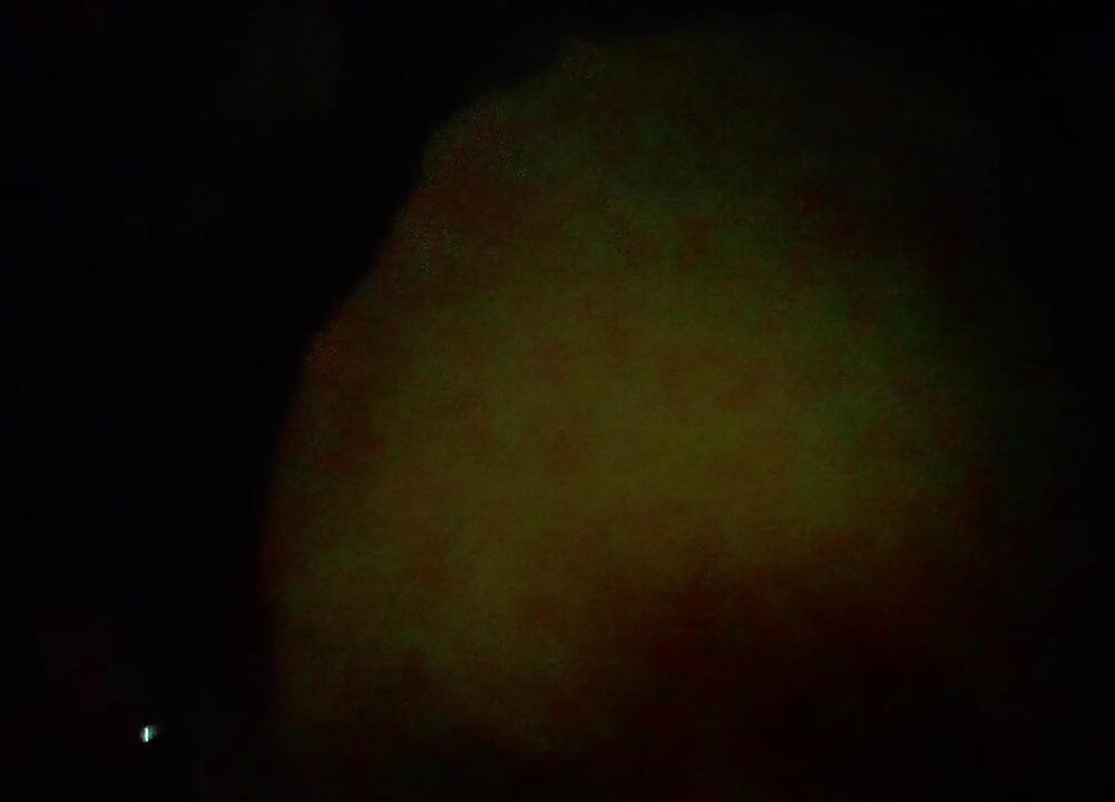 Zilveren zijdeachtige sensuele zelfhandschoen op fullmoon