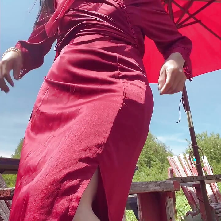Angel Sexy Nago Na Krześle Na Zewnątrz