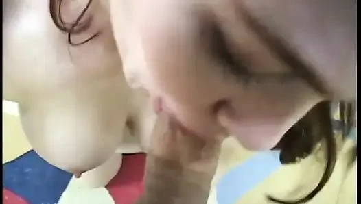 Kameraman azgın esmerin aletini emmesini ve boşalmasını filme alıyor