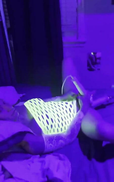 Sexy blondine spielt dirty nach feierabend an derlib