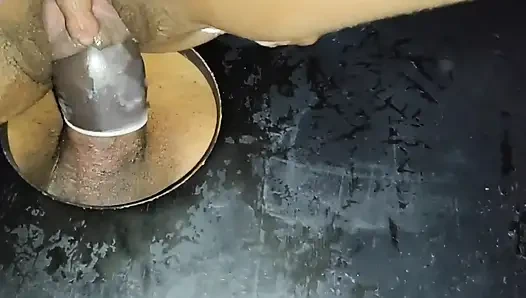 Aku suka banget nyepong kontol raksasa pria kulit hitam di gloryhole, jadi aku ngentot pantatku habis-habisan!