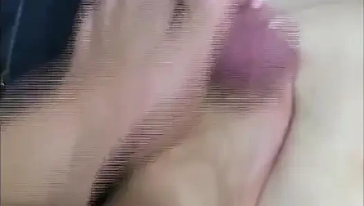 Ayaklı adam yerde yatarken evde ayakla muamele seansı.