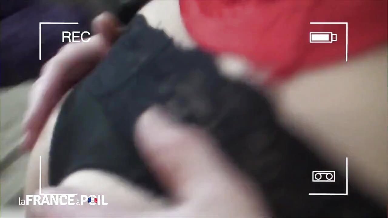Une brune parisienne sexy se fait baiser chez elle