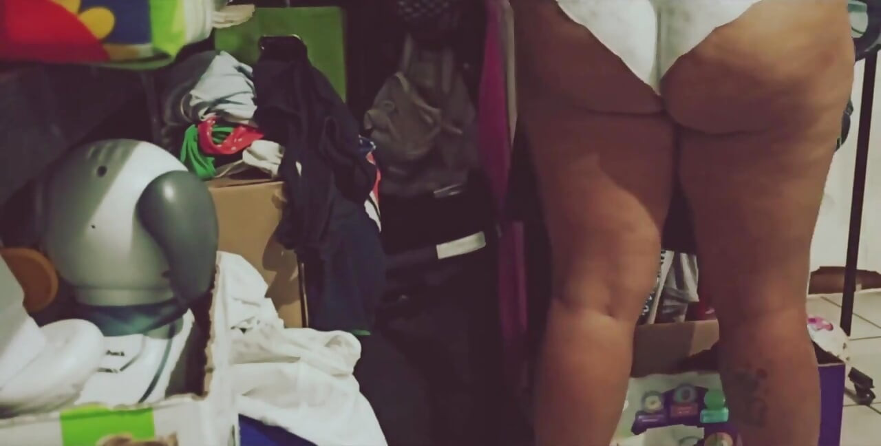 Mexicana gordita grandota limpiando la habitación