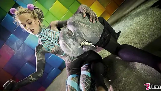 Сильно татуированную транс Lily Lu фистят в анал