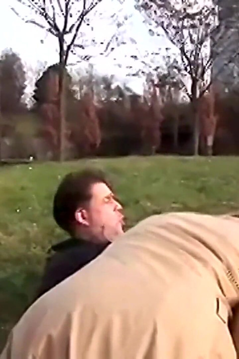Sexy blonďatá milfka v brýlích vyzvednuta pro sex venku