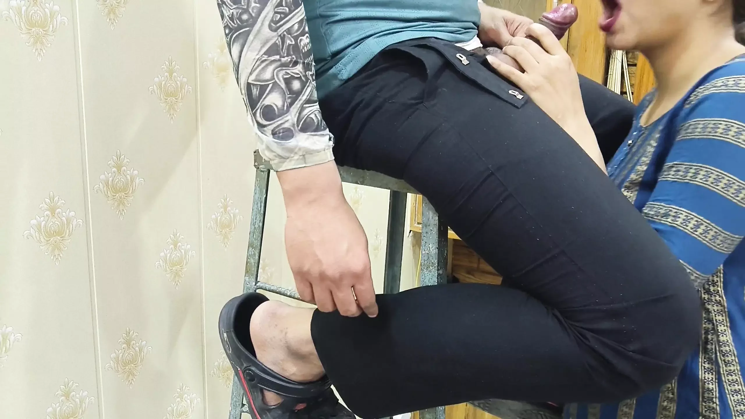 Indiancă desi bhabhi Desi Saara îl seduce pe electrician în timp ce acesta repara. Călărire de cur și futai în pizdă cu hindi