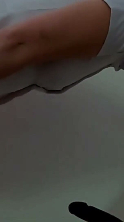 Stewardesa matură sexy incitantă UDA este futută tare, în timp ce suge un vibrator, mega încărcătură de spermă pe tanga și fustă | Clip 1