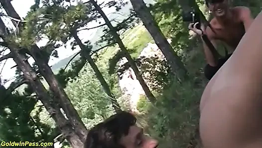 Üvey kız kardeş doğada ilk kez anal seks yapıyor