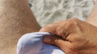 Masturbazione sulla spiaggia con le mie mutandine su 5