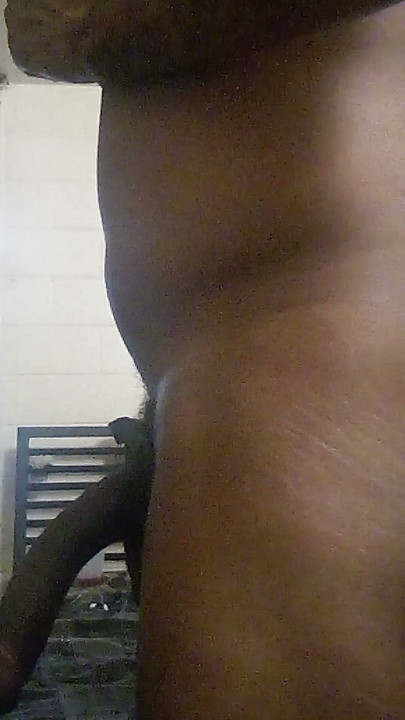 Gay preto femboy não resistiu a abrir suas bochechas apertado rabo anal | Clipe 1