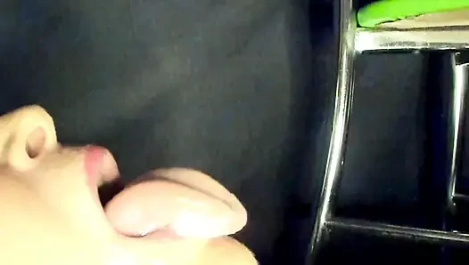 Ibu tiri sepong kontol sensual dan dicrot di mulut close up
