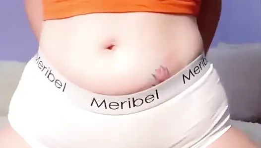 Jemand stiehlt mein nasses höschen nach dem yoga-unterricht.
