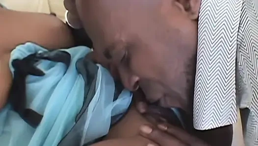 Кусок шоколада длиной 30 см