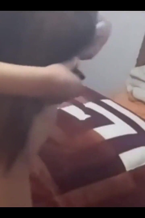 Mlada studentica vara nakon tuluma (a njezin dosadni dečko očajnički pokušava nazvati)