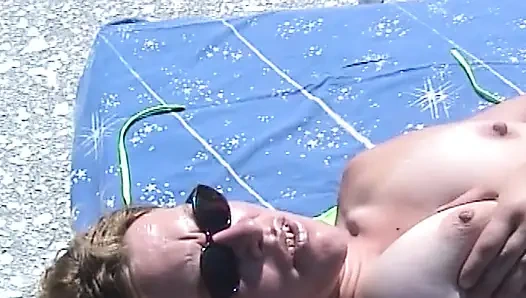 İki iftiracı genç kız açık havada lezbiyen seksin tadını çıkarıyor