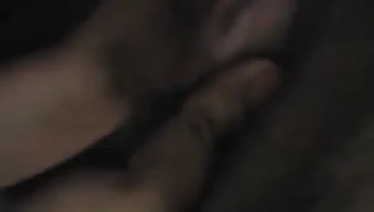 Cewek ini lagi asik fingering memek bebasknya