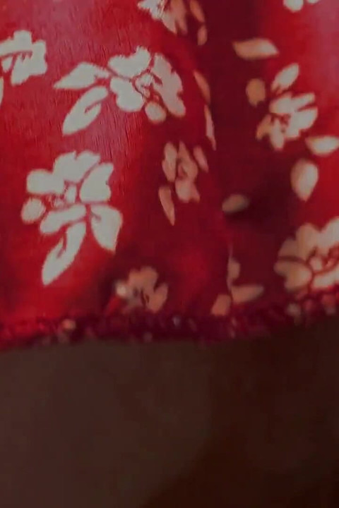 Esposa chupa pau e pirulito - esperma nos lábios e língua