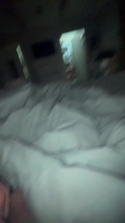Skizzle cumming in bed
