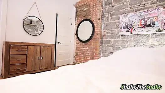 Yılanı salla - sevimli bir cherleader üvey babası tarafından sert sikiliyor