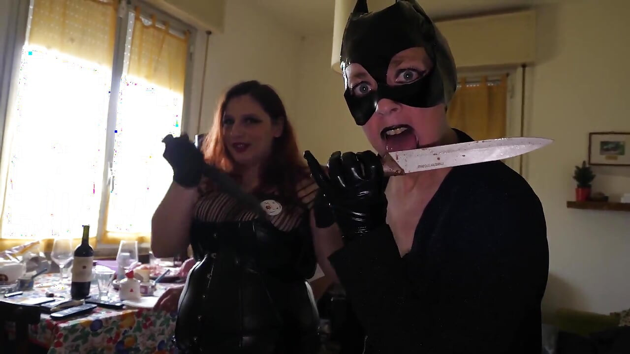 Kika Kiki und Ziliam: Cinta-e fisting com um escravo de mesa humano