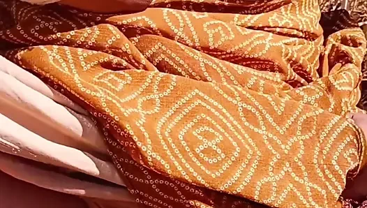 Gehun katati Hui khet mein apni chut mein ungaliyan dalkar Pani nikal rahi hai devar chupke se dekh raha hai