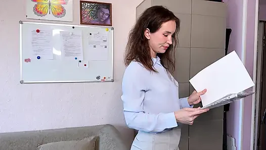 Он пришел повсюду на ее сексуальную задницу в ее офисных штанах