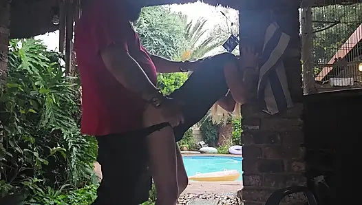 Pacar 18 tahun ngentot di luar ruangan saat badai