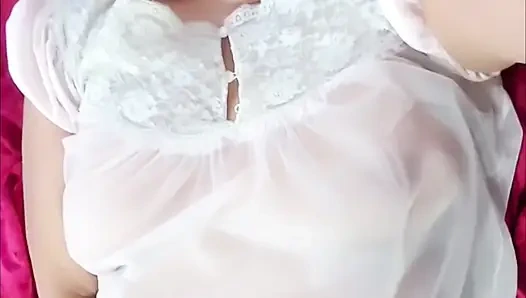 Aku lagi asik masturbasi pakai gaun malamku yang tembus pandang