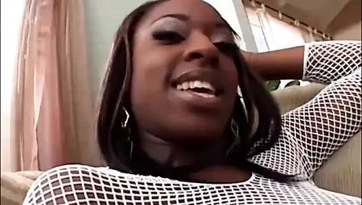 Sansasyonel zenci kadının yüzüne boşalıyor ve buna bayılıyor