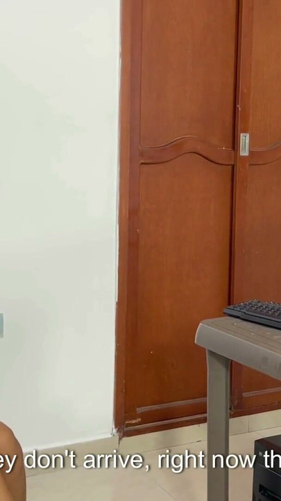 Büyük üvey erkek kardeşim beni izlerken ve büyük penisiyle beni sikerken ateşli videolar izleyerek mastürbasyon yapıyorum | Klip 1