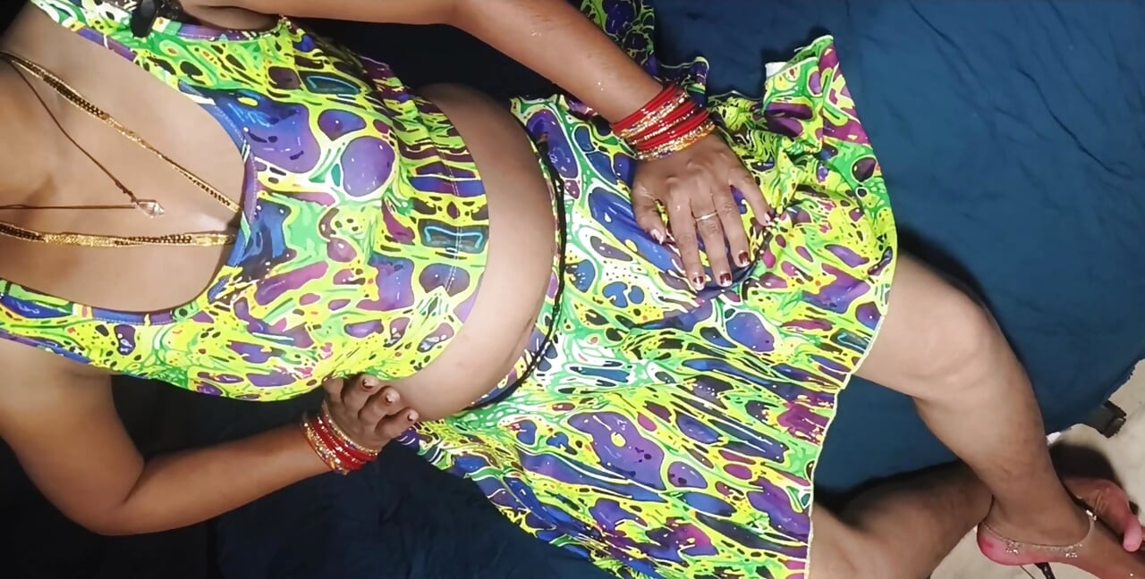 [Blagi osmijeh dok snimatelj polako sjedi na krevetu u uskoj vrućoj haljini, odjeven u zelenu haljinu u hit desi indijskoj seksi haljini, i stvaran s tvrdim analom.]