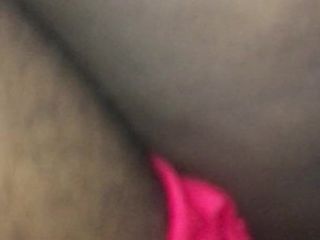 O femeie neagră mare face sex anal în aer liber