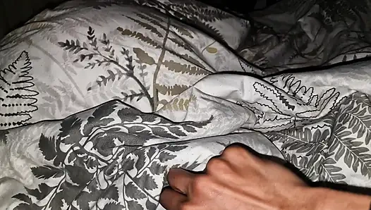 Üvey kız kardeşim odasının kapısını kapatmayı unuttu, beni yanında mastürbasyon yaparken yakalıyor ve tepkisine şaşırdım